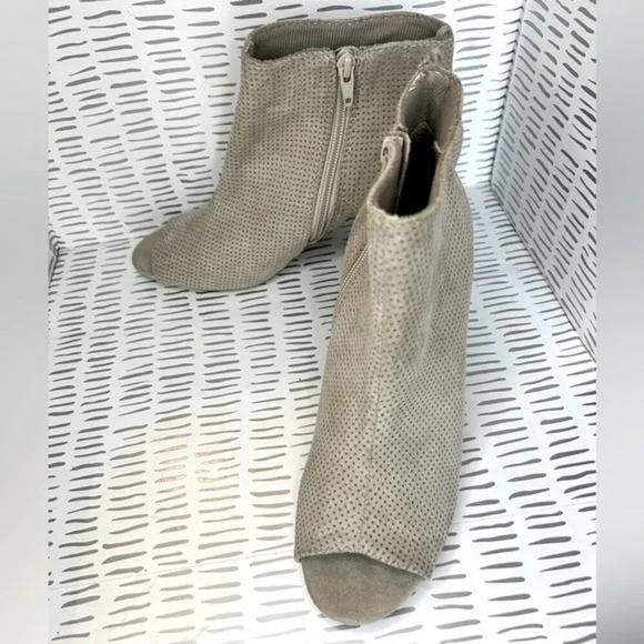 Old‎ Navy Ankle Perforated Open Toe Heel Bootie size 9 - Picture 1 of 7